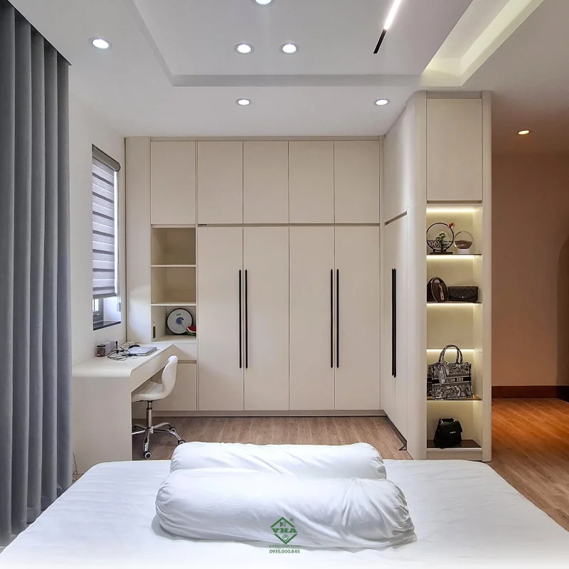 Thiết kế phòng ngủ nhà phố hiện đại với tủ quần áo kịch trần và góc làm việc tiện nghi.