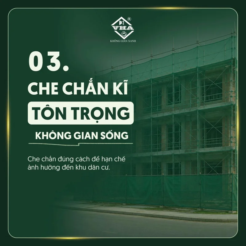Thực hiện che chắn công trình bằng bạt và lưới an toàn dày dặn suốt quá trình thi công nhà phố nhằm hạn chế bụi bẩn, đáp ứng đúng tiêu chí xây nhà văn minh.